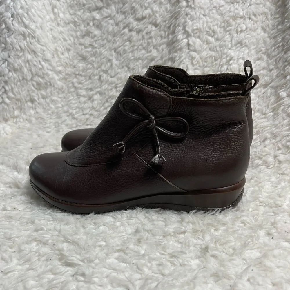 Soft walk Brown leather ankle boots with side zipper & side bow accent SZ10M